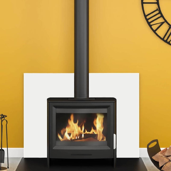 Schlichte weiße quadratische Platte zum Wandschutz von Holzpelletöfen - Capska Schlichte weiße quadratische Platte zum Wandschutz von Holzpelletöfen - Capska